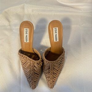 Steve Madden Pointed Toe woven tan Heels
Size: 6